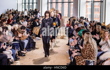 New York, NY, USA - 11. Februar 2017: Ein Modell Spaziergänge Start-und Landebahn für Lacoste FW17 Kollektion Modenschau während der New York Fashion Week am Pier 59 Studios, Manhattan Credit: Sam Aronov/Alamy Live News Stockfoto