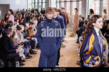 New York, NY, USA - 11. Februar 2017: Ein Modell Spaziergänge Start-und Landebahn für Lacoste FW17 Kollektion Modenschau während der New York Fashion Week am Pier 59 Studios, Manhattan Credit: Sam Aronov/Alamy Live News Stockfoto