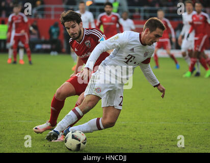 Ingolstadt, Deutschland. 11. Februar 2017. Bayerns Philipp Lahm (vorne R) durchbricht die Verteidigung von Ingolstädter Romain Bregerie während der deutschen Bundesliga-Fußballspiel in Ingolstadt, Deutschland, 11. Februar 2017. Bayern München gewann 2: 0. Bildnachweis: Philippe Ruiz/Xinhua/Alamy Live-Nachrichten Stockfoto