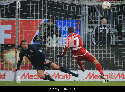 Ingolstadt, Deutschland. 11. Februar 2017. Ingolstädter Mathew Leckie (vorne R) schießt den Ball gegen die Bayern Torhüter Manuel Neuer während der deutschen Fußball-Bundesliga-Fußball Spiel in Ingolstadt, Deutschland, 11. Februar 2017. Ingolstadt verloren 0-2. Bildnachweis: Philippe Ruiz/Xinhua/Alamy Live-Nachrichten Stockfoto