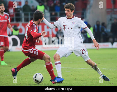 Ingolstadt, Deutschland. 11. Februar 2017. Bayern Thomas Mueller (R) wetteifert mit Ingolstädter Stefan Lex in der deutschen Bundesliga-Fußballspiel in Ingolstadt, Deutschland, 11. Februar 2017. Bayern München gewann 2: 0. Bildnachweis: Philippe Ruiz/Xinhua/Alamy Live-Nachrichten Stockfoto