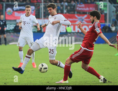 Ingolstadt, Deutschland. 11. Februar 2017. Bayerns Thomas Mueller (C) durchbricht die Verteidigung von Ingolstädter Romain Bregerie (R) während der deutschen Bundesliga-Fußballspiel in Ingolstadt, Deutschland, 11. Februar 2017. Bayern München gewann 2: 0. Bildnachweis: Philippe Ruiz/Xinhua/Alamy Live-Nachrichten Stockfoto