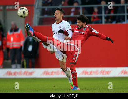 Ingolstadt, Deutschland. 11. Februar 2017. Bayerns Thiago Alcantara (L) wetteifert mit Ingolstädter Almog Cohen in der deutschen Bundesliga-Fußballspiel in Ingolstadt, Deutschland, 11. Februar 2017. Bayern München gewann 2: 0. Bildnachweis: Philippe Ruiz/Xinhua/Alamy Live-Nachrichten Stockfoto