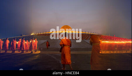 Khlong Luang, Pathum Thani, Thailand. 11. Februar 2017. Buddhistische Mönche zu beteiligen, in einer Prozession mit Kerzen um die Pagode herum während der Makha Bucha-Tag am Wat Phra Dhammakaya Credit: John Vincent/Alamy Live News Stockfoto