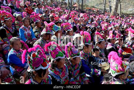 Yongren, chinesischen Provinz Yunnan. 11. Februar 2017. Menschen von Yi ethnische Gruppe besuchen Kostümwettbewerb in Zhiju Dorf Yongren County, Südwesten der chinesischen Provinz Yunnan, 11. Februar 2017. Das Ritual mit der Geschichte des tausendjährigen Jahren für gutes Leben beten wird jährlich am 15. Tag des Lunar New Year durchgeführt. Bildnachweis: Yang Zongyou/Xinhua/Alamy Live-Nachrichten Stockfoto