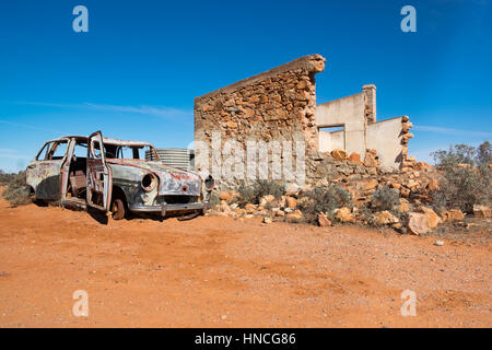 Autowrack und Ruinen einer alten Steinhaus in Silverton, New South Wales, Australien. Stockfoto