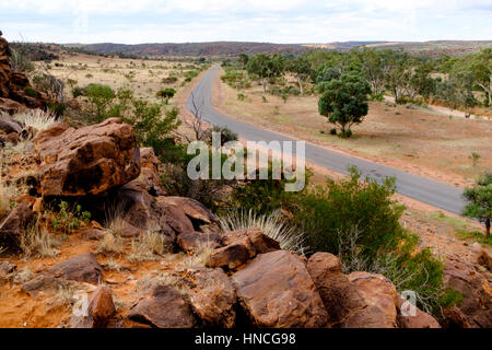 Eine Straße schlängelt sich durch das australische outback Landschaft, Mutawintji National Park, New-South.Wales, Australien. Stockfoto