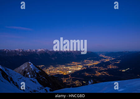 Inntal in der Morgendämmerung, Nordkette hinten, beleuchtete Innsbruck Spitzmandl Berg vor, blaue Stunde, Innsbruck, Tirol, Österreich Stockfoto