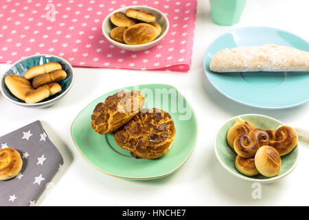 Ein Foto von traditionellen Madrid Kekse: Pasta del Consejo, Rosquillas und azucarrilos Stockfoto