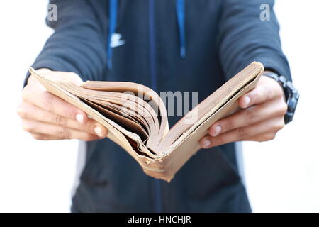 Junge altes Buch in den Händen halten Stockfoto