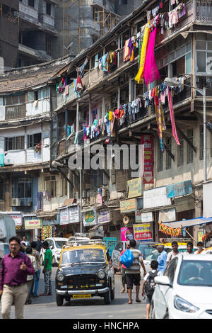 Straßenszene, alte Häuser, waschen, aufhängen, Bezirk Bhuleshwar, Mumbai, Maharashtra, Indien Stockfoto