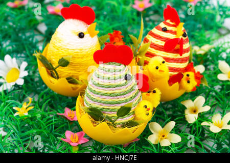 Ostern-Einstellung mit Hennen, Hühner und Eiern auf Rasen Nest. Stockfoto