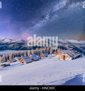 Chalets in den Bergen in der Nacht unter den Sternen Stockfoto