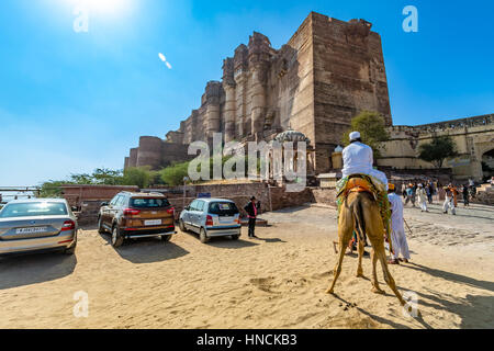 Jodhpur, Indien, 16. Januar 2017 - eine indische Touristen auf einem Kamel außerhalb der hoch aufragenden Mehrangarh Fort in Jodhpur. Stockfoto