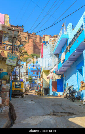 Jodhpur, Indien, 16. Januar 2017 - eine Seitenstraße in Jodhpur mit Mehrangarh Fort in den Hintergrund. Stockfoto