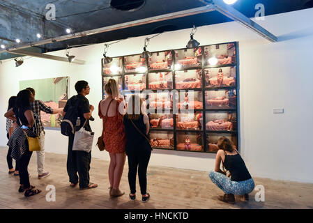 Fabrica de Arte, eine riesige trendige renovierte alte Fabrik in Vedado, Havanna wurde konzipiert für Menschen, die Kunst zu genießen. Dieses Lager suchen Raum eignet sich für Massen von Einheimischen und Touristen, die hierher kommen, sehen Sie sich live-Auftritte und verschiedene Kunstausstellungen zu bewundern. Dieses Vorhaben ist die Idee von Alfonso X, einem beliebten kubanischen Künstler. Stockfoto