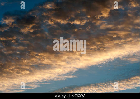 Wolken im Himmel, Sonnenaufgang, Morgenlicht, full-Frame. Umbria, Italien Stockfoto