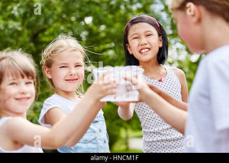 Drei Mädchen Klirren ihrer Gläser Wasser auf Geburtstagsparty Stockfoto