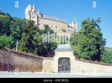 Der Alcazar und Eingang zu Romeral de San Marcos Gärten. Segovia, Spanien. Stockfoto