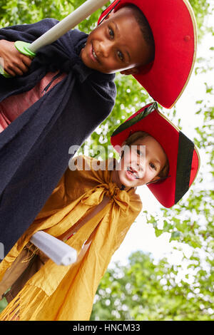 Zwei junge Kinder im Theater spielen mit Piraten Kostüme Stockfoto