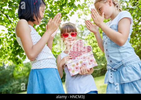 Applaus für Geburtstagskind auf Geburtstagsparty Stockfoto