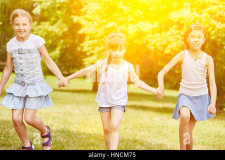 Gruppe von Mädchen, die zusammen im Park spazieren, im Sommer Stockfoto
