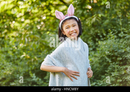 Asiatin in kreative Bunny Kostüm Spaß im Karneval Schule spielen Stockfoto