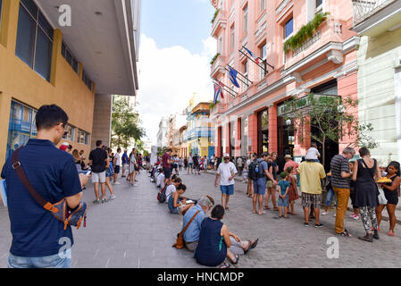 Menschen Abholung Wifi signal auf Handys in Havanna Vieja. Öffentlichen Plätzen und Parks in Havanna haben jetzt Wifi-Zugang (mit Prepaid-Karten) Stockfoto