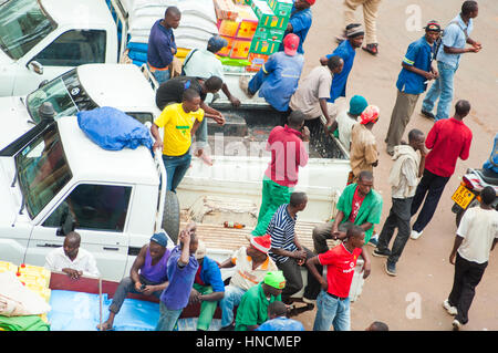 Luftaufnahme von Arbeitnehmern, die entspannend, KN 74 Street, "Zentrale Ville", CBD, Kigali, Ruanda Stockfoto