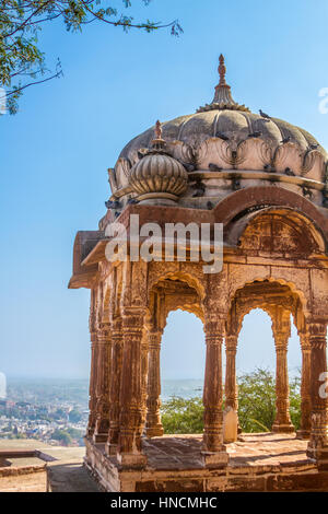 Ein Stein Mandapa (Plattform) vor dem Eingang des Mehrangarh Fort in Jodhpur, Indien Stockfoto