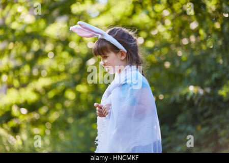 Mädchen im Karneval verkleidet als Bunny nach Face-painting Stockfoto