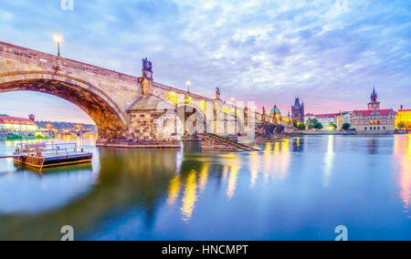 Die Karlsbrücke liegt in Prag, Tschechien. Im XV. Jahrhundert ist es einer mittelalterlichen gotischen Brücke über den Fluss Vltava. Die pil Stockfoto