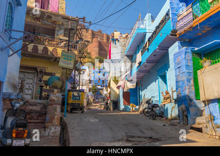 Jodhpur, Indien, 16. Januar 2017 - eine Seitenstraße in Jodhpur mit Mehrangarh Fort in den Hintergrund. Stockfoto