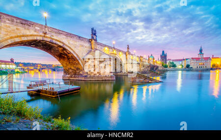 Die Karlsbrücke liegt in Prag, Tschechien. Im XV. Jahrhundert ist es einer mittelalterlichen gotischen Brücke über den Fluss Vltava. Die pil Stockfoto