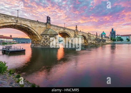 Die Karlsbrücke liegt in Prag, Tschechien. Im XV. Jahrhundert ist es einer mittelalterlichen gotischen Brücke über den Fluss Vltava. Die pil Stockfoto