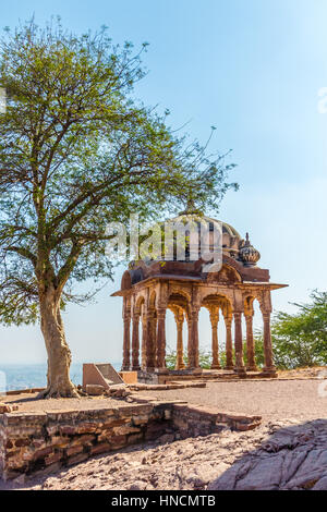 Ein Stein Mandapa (Plattform) vor dem Eingang des Mehrangarh Fort in Jodhpur, Indien Stockfoto