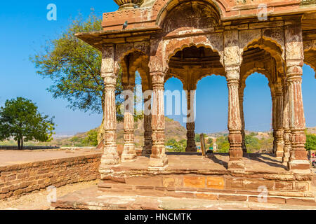 Ein Stein Mandapa (Plattform) vor dem Eingang des Mehrangarh Fort in Jodhpur, Indien Stockfoto