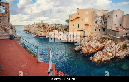 Malerische Felsenküste Kap Milazzo. Sizilien-Italien Stockfoto