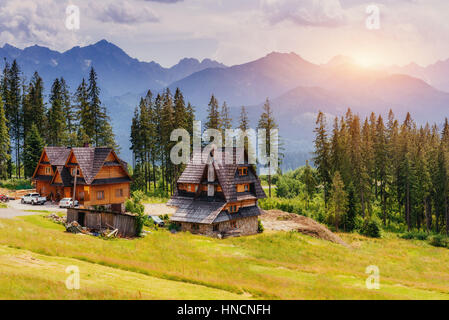 Traditionellen Holzhaus in den Bergen auf der grünen Wiese Mount Stockfoto