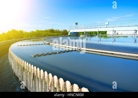 Moderne städtische Kläranlage. Stockfoto