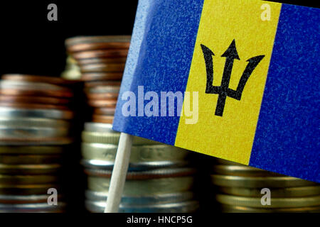 Barbados-Fähnchen mit Stapel von Geld Münzen Makro Stockfoto