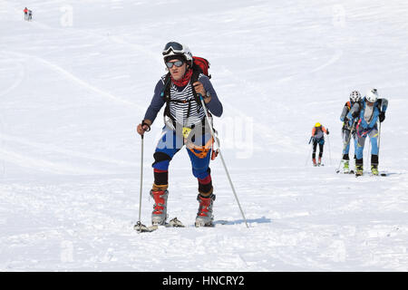 Awatscha Vulkan: Open Cup of Russia auf Skitouren auf Kamtschatka - Gruppe Skibergsteiger Klettern am Berg auf Skier geschnallt, Steigfelle. Stockfoto