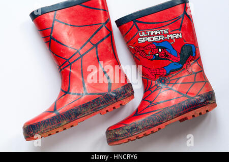 Nun liebte getragene paar Kinderstiefel Wellie mit Ultimate Spider-Man auf weißem Hintergrund Stockfoto