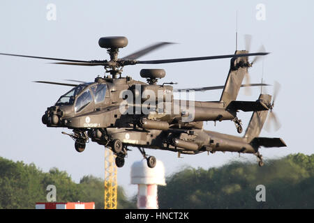 "Gunship" Team eines Paares von Apache AH von der Army Air Corps während einer Praxis anzeigen Overhead Wattisham vor der Airshow-Saison Stockfoto