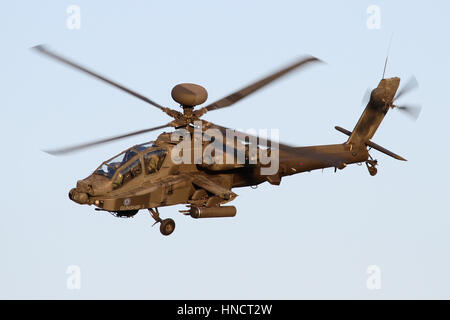 "Gunship 2' aus dem Army Air Corps Apache AH Display Team während eine Praxis Display Overhead Wattisham vor der Airshow-Saison Stockfoto