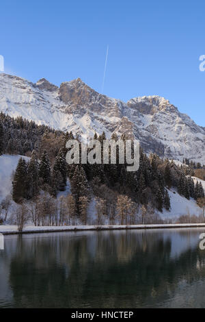 Ein Foto des Sees Eugenisee in Engelberg im Kanton Obwalden, Schweiz. Im Winter mit Schnee umgeben begrenzt Berge. Stockfoto