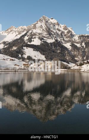 Ein Foto des Sees Eugenisee in Engelberg im Kanton Obwalden, Schweiz. Im Winter mit Schnee umgeben begrenzt Berge. Stockfoto