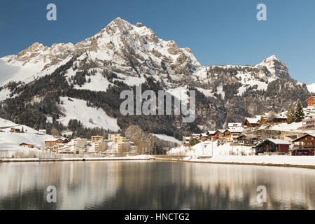 Ein Foto des Sees Eugenisee in Engelberg im Kanton Obwalden, Schweiz. Im Winter mit Schnee umgeben begrenzt Berge. Stockfoto