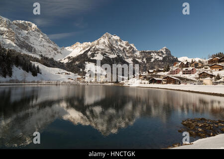 Ein Foto des Sees Eugenisee in Engelberg im Kanton Obwalden, Schweiz. Im Winter mit Schnee umgeben begrenzt Berge. Stockfoto