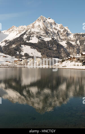 Ein Foto des Sees Eugenisee in Engelberg im Kanton Obwalden, Schweiz. Im Winter mit Schnee umgeben begrenzt Berge. Stockfoto